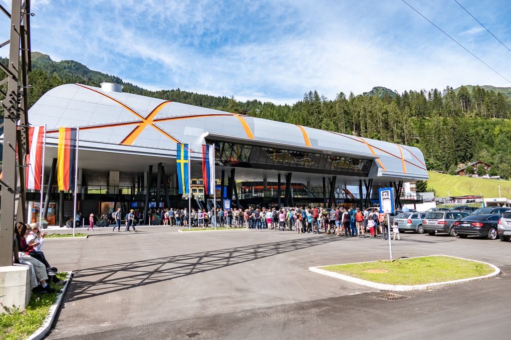 Talstation Schlossalmbahn I in Bad Hofgastein - Beginnen wir mit der Talstation der Schlossalmbahn in Bad Hofgastein. Man kann schon sagen, dass einiges los ist - auch im Sommer. - © alpintreff.de - Christian Schön Talstation Schlossalmbahn I in Bad Hofgastein - Beginnen wir mit der Talstation der Schlossalmbahn in Bad Hofgastein. Man kann schon sagen, dass einiges los ist - auch im Sommer. - © alpintreff.de - Christian Schön
