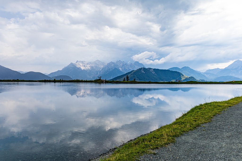 Wolkenverhangene Aussichten - Du kommst auf direktem Weg am Kinderspielparadies Timoks Wilde Welt vorbei. Um den Streubödensee verläuft ein kinderwagenfreundlicher Weg. - © alpintreff.de - Silke Schön Wolkenverhangene Aussichten - Du kommst auf direktem Weg am Kinderspielparadies Timoks Wilde Welt vorbei. Um den Streubödensee verläuft ein kinderwagenfreundlicher Weg. - © alpintreff.de - Silke Schön