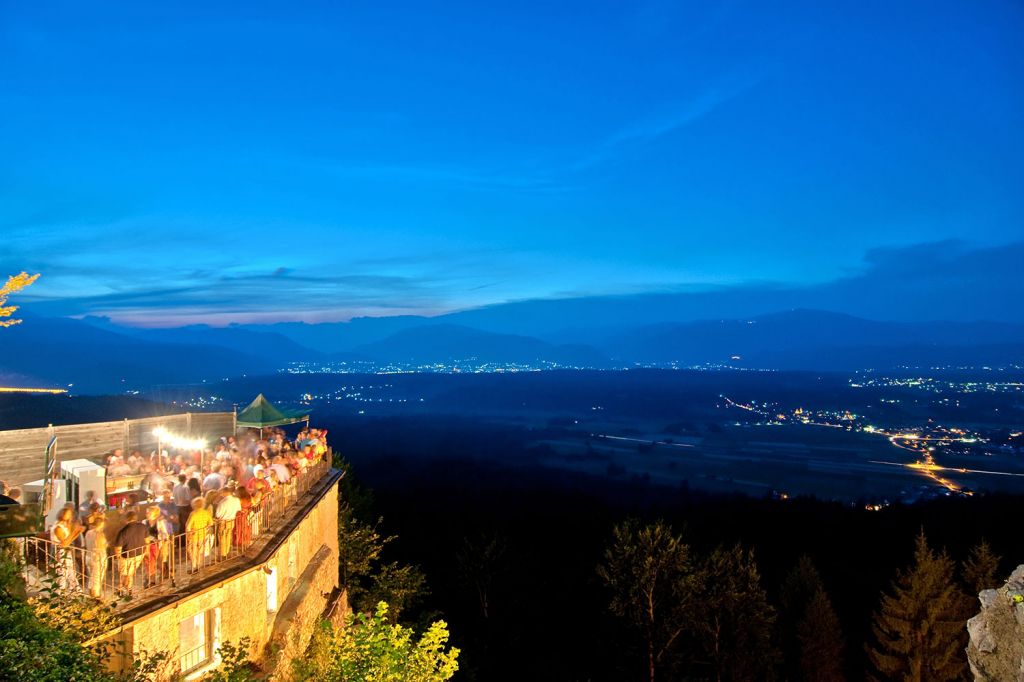 Kultur with a view - Falls es regnet, kann die Veranstaltung in einer wetterfesten Multifunktionshalle stattfinden. - © Region Villach Tourismus, Adrian Hipp