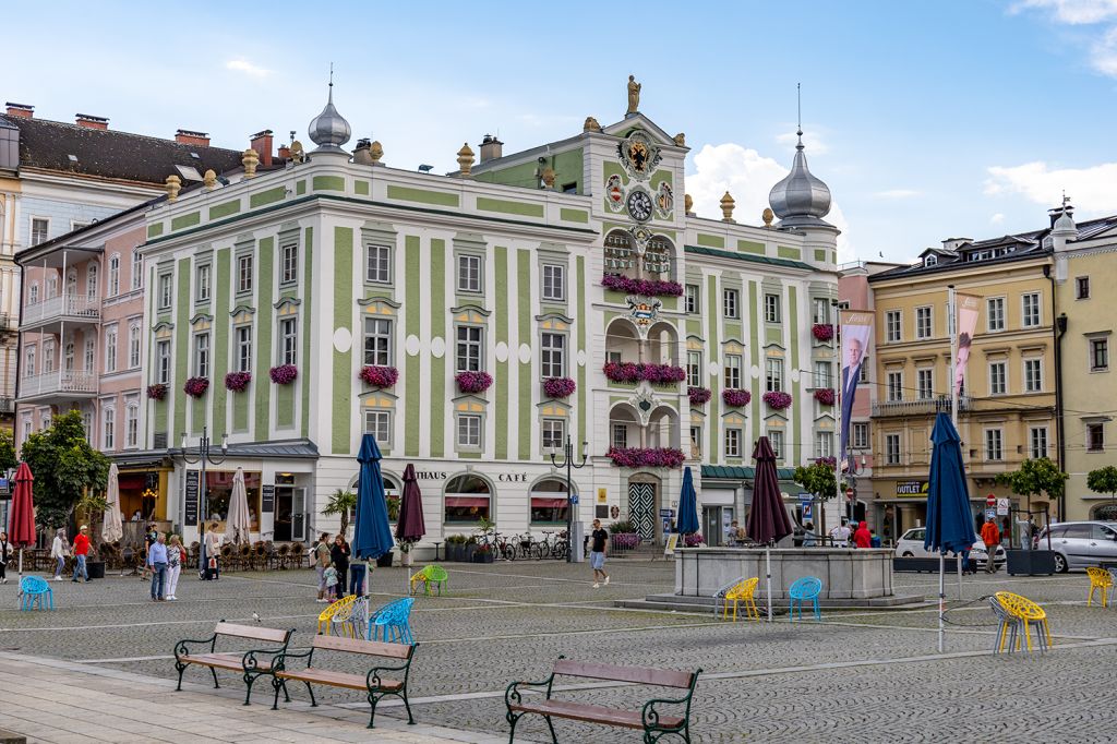 Rathaus in Gmunden am Traunsee - Reich an farbenprächtigem Blumenschmuck zeigt sich das Gmundener Rathaus am Rathausplatz. Unten befindet sich ein Cafe. - © alpintreff.de - Christian Schön Rathaus in Gmunden am Traunsee - Reich an farbenprächtigem Blumenschmuck zeigt sich das Gmundener Rathaus am Rathausplatz. Unten befindet sich ein Cafe. - © alpintreff.de - Christian Schön
