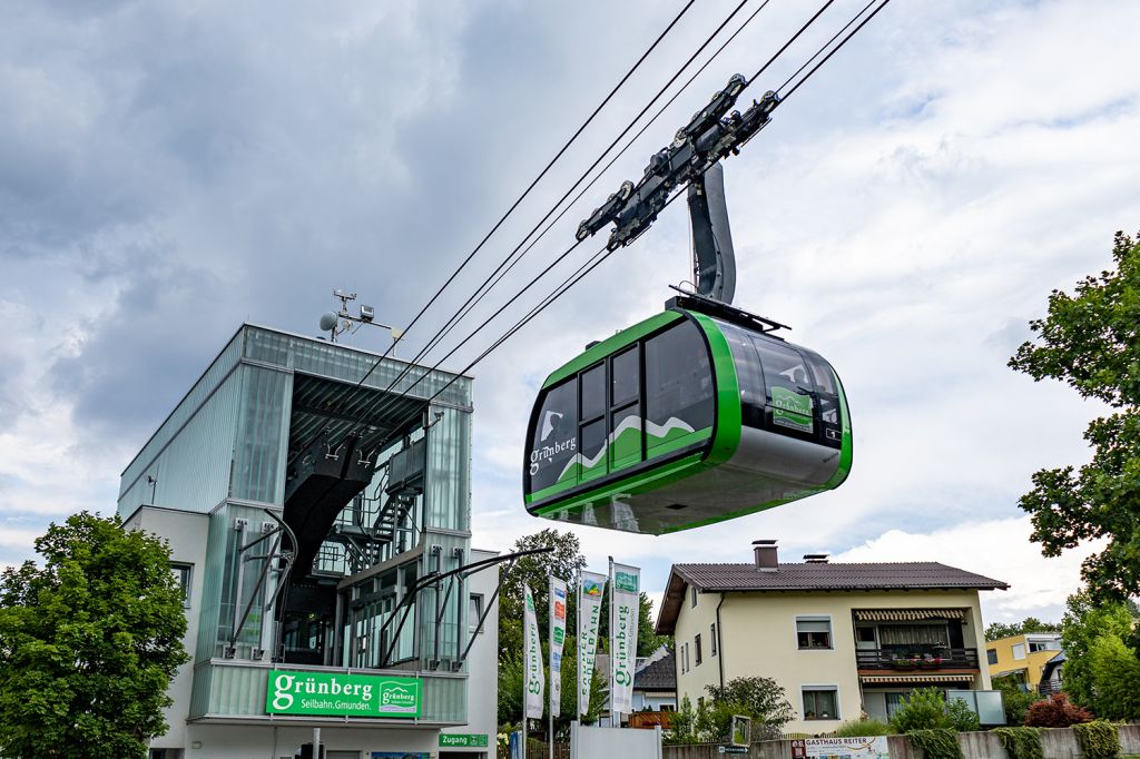 Pendelbahn in Gmunden - Diese wurde im Jahr 2014 in Betrieb genommen. Die Talstation befindet sich am gleichen, relativ beengten Platz und so musste für die Station mit gleichen Abmessungen wie für die Vorgängerbahn ordentlich in die Trickkiste gegriffen werden.  - © alpintreff.de - Christian Schön