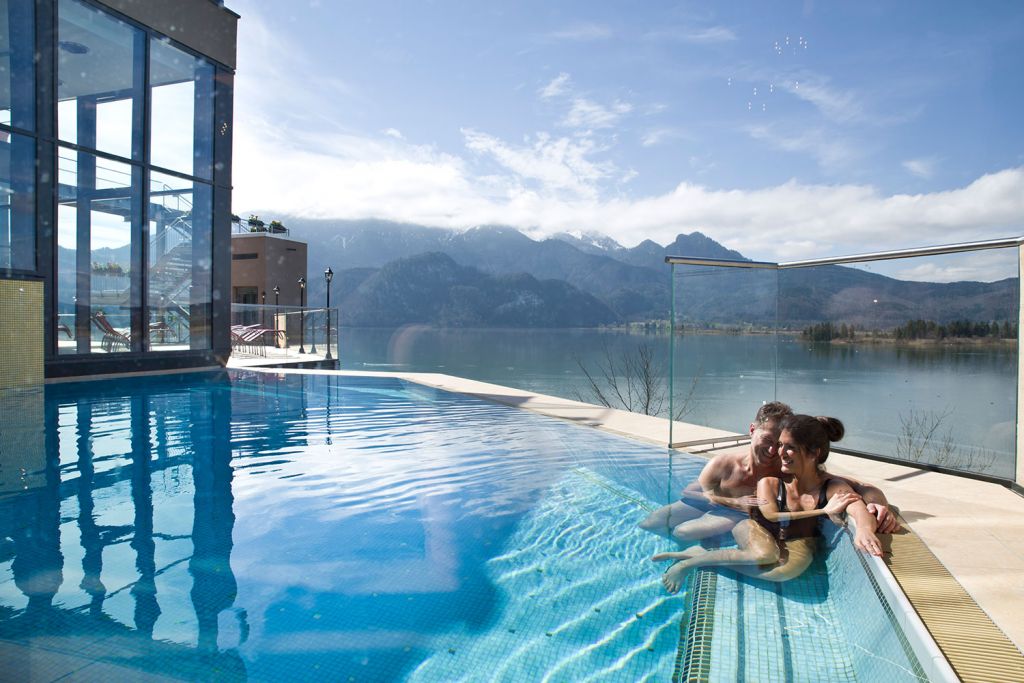 Bath with a view - Die Kristall Therme findest Du in Kochel am See in Oberbayern. Ein echter Wohlfühlort mit wunderbarem Blick auf den Kochelsee, an dessen Ufer die Kristall Therme stehen.  - © Gemeinde Kochel am See