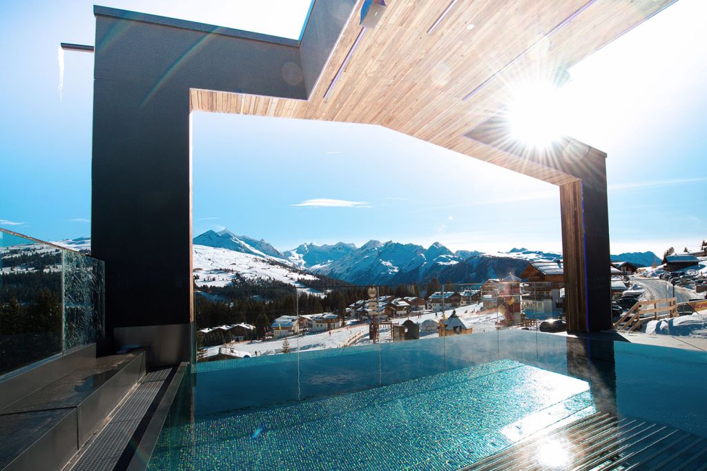 Infinity Pool My Alpenwelt Resort - Der beheizte Infinity-Pool mit der mega Aussicht ist Teil des 1.600 m² umfassenden Spas. - © My Alpenwelt Resort