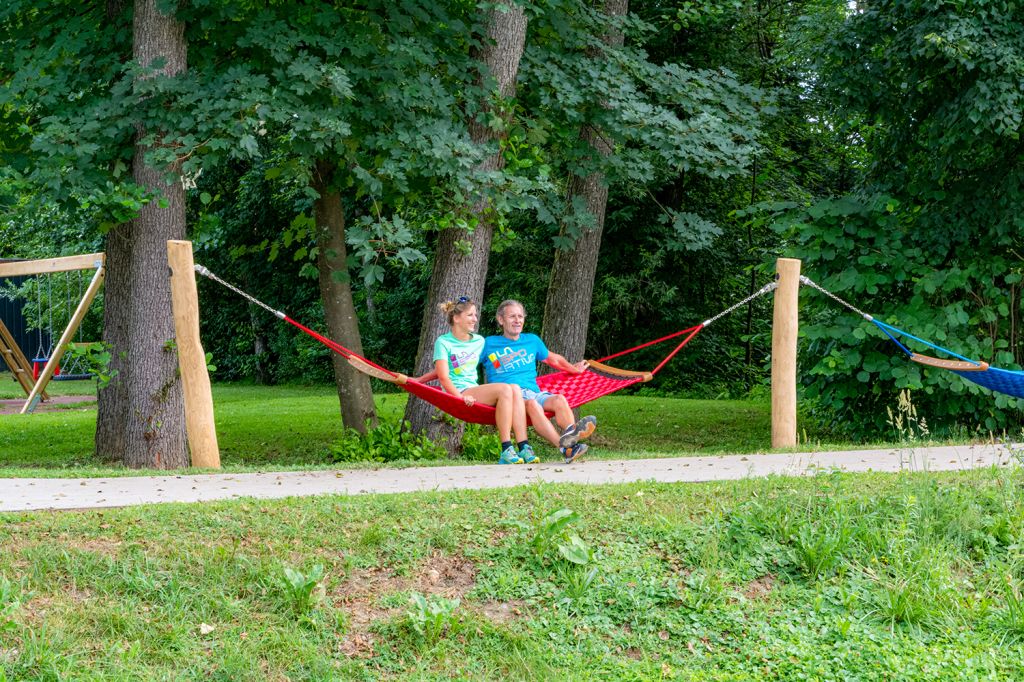 Innehalten und treiben lassen - Während des gesamten Slow Trails kommst Du an zahlreichen Schaukeln vorbei: am See, im Wald, am Wegesrand. - © Wörthersee Tourismus, fatzi.at Innehalten und treiben lassen - Während des gesamten Slow Trails kommst Du an zahlreichen Schaukeln vorbei: am See, im Wald, am Wegesrand. - © Wörthersee Tourismus, fatzi.at