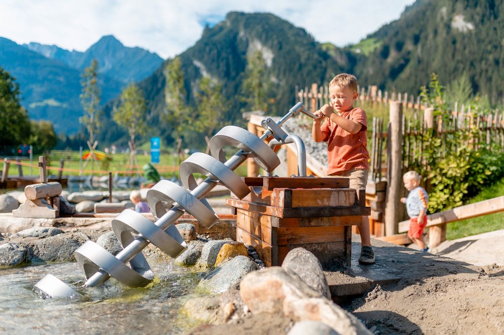 Wasserspiele - Der abwechslungsreiche Spielplatz ist 3.000 m² groß und besonders naturnah gestaltet. - © TVB Mayrhofen, Thomas Eberharter Photography