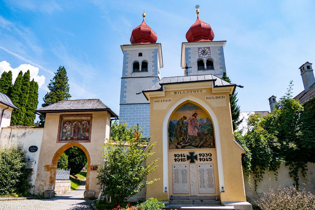 Weg zur Stiftskirche - Nach dem Jesuitenverbot von 1773 wurde auch der Millstätter Jesuitenorden aufgehoben und die etwa 15 Jesuiten mussten Millstatt verlassen.  - © alpintreff.de - Christian Schön