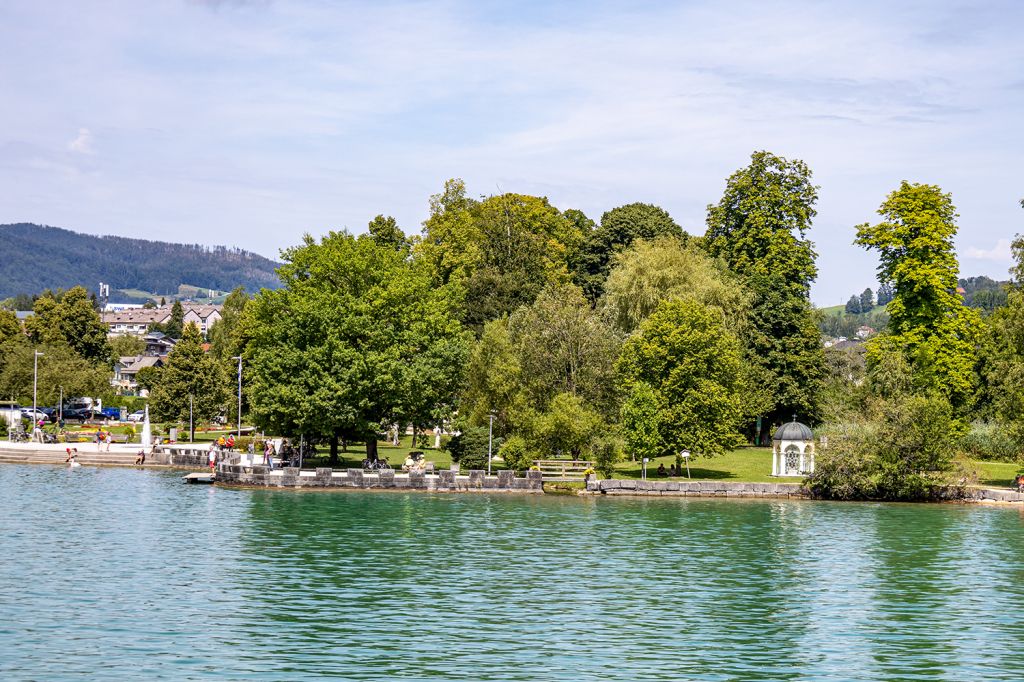 Almeida Park - Mondsee - Oberösterreich - Im Park gibt ein Denkmal, welches an Micheline Gräfin von Almeida und deren Mann Graf Rudolph erinnert - daher der Name des Parks. Hier am rechten Bildrand die Judas Thaddäus-Kapelle. - © alpintreff.de - Christian Schön