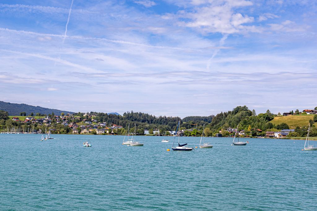 Boot fahren am Mondsee - Am Mondsee kannst Du selbstverständlich wunderbar baden, surfen oder ihn mit einem Boot erkunden. Die umliegenden Berge laden zum wandern und biken ein. - © alpintreff.de - Christian Schön Boot fahren am Mondsee - Am Mondsee kannst Du selbstverständlich wunderbar baden, surfen oder ihn mit einem Boot erkunden. Die umliegenden Berge laden zum wandern und biken ein. - © alpintreff.de - Christian Schön
