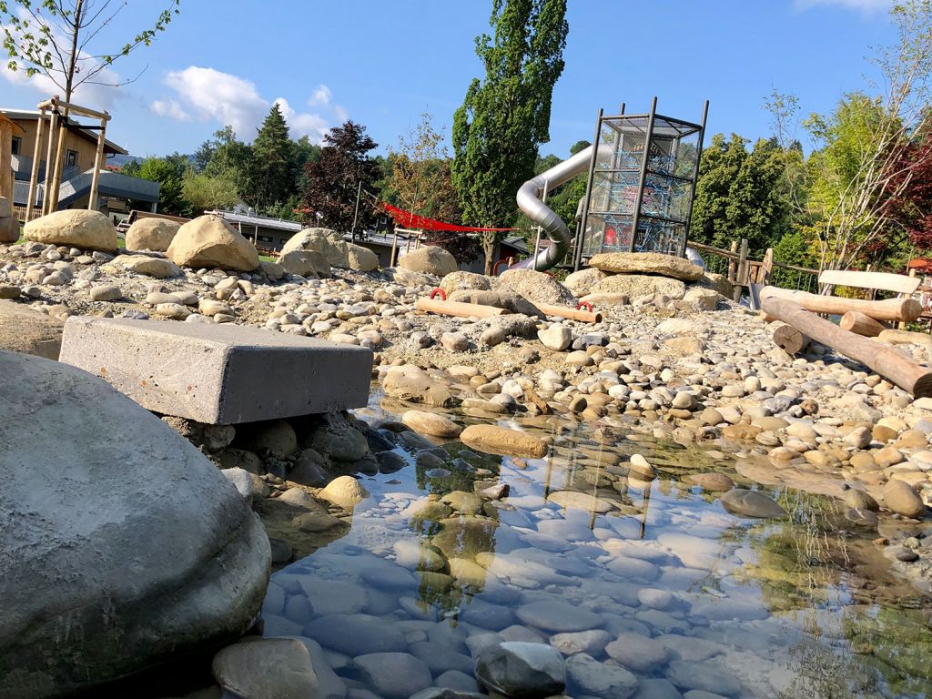 Oberstaufen PARK - Oberstaufen - ... und sie lieben auch den neuen Bachlauf, in dem man so schön planschen kann (Wechelsachen nicht vergessen ???? ).  - © Oberstaufen Tourismus