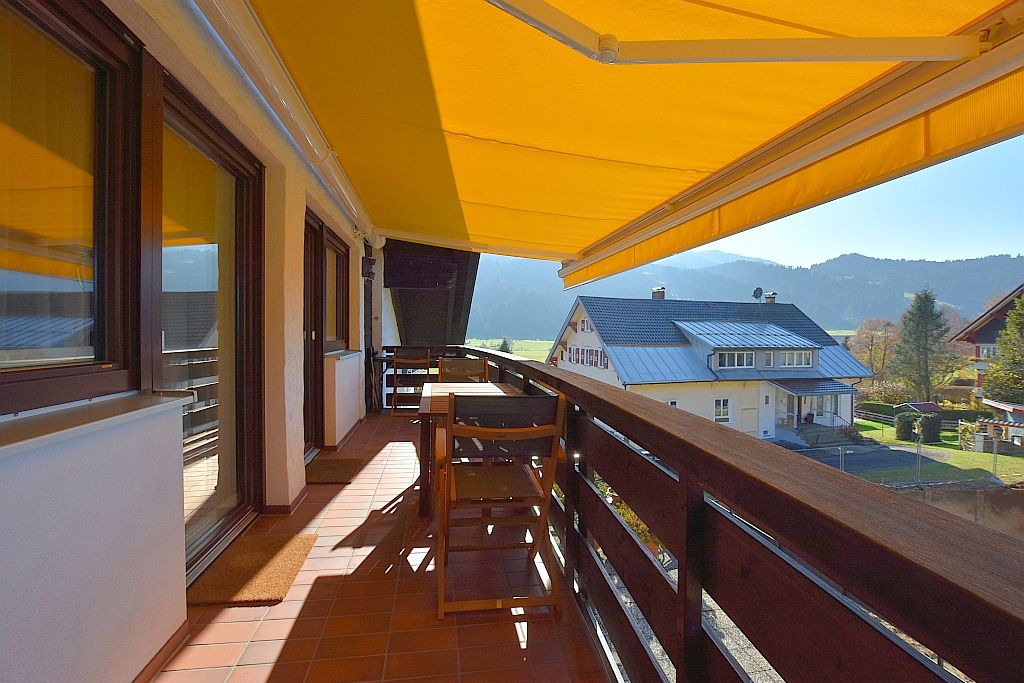Fewo Löwenzahn - Aussicht - Mit herrlicher Aussicht lässt es sich auf dem Balkon mit Sonnenschutz prima entspannen. - © Patrick Zahn