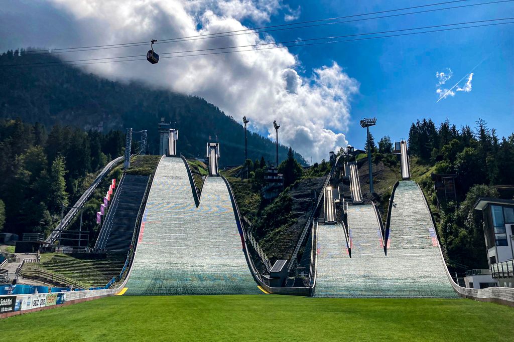 Großschanze Oberstdorf - Verfügbar sind eine Großschanze mit HS 137, eine Normalschanze mit HS 106, dazu drei Schülerschanzen (HS 60, HS 30, HS 20). Die Großschanze ist seit 1953 jährlicher Schauplatz des Auftaktspringens zur Vierschanzentournee.  - © Maike Tyralla