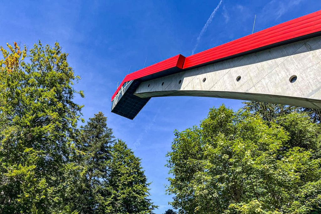 Turm Skiflugschanze Oberstdorf - Liebevoll wird die Schanze auch „der schiefe Turm von Oberstdorf“ oder manchmal sogar "der Finger Gottes" genannt. Einmal im Jahr finden auf der Heini-Klopfer-Schanze im Rahmen des Weltcups Wettbewerbe statt. Der Turm ist 72 Meter hoch. - © Andrea Tyralla