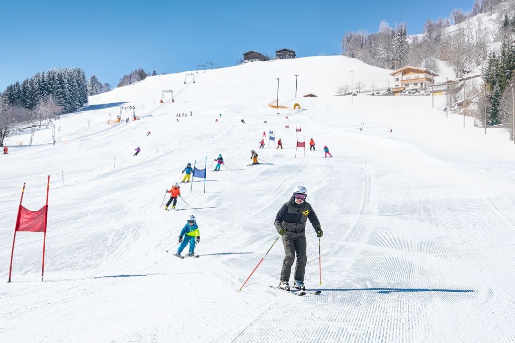 Skischule im Skigebiet Naglköpfl - Mit der Permanenten Zeitnehmung ist auch jederzeit ein Race möglich: Damit messen wir deine exakte Zeit beim Kampf durch die Torstangen - und das sogar auf Hundertstel Sekunden genau! Und wer am Erlebnisberg Naglköpfl Skifahren lernen möchte, der ist bei der örtlichen Skischule Entleitner an der richtigen Adresse.  - © Harry Liebmann