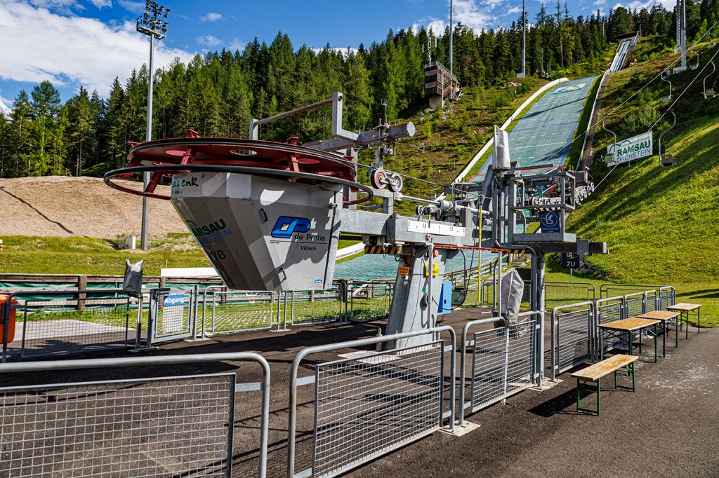 Sessellift Schanze Ramsau am Dachstein - Für den Aufstieg steht ein Sessellift zur Verfügung. Für Fachfreunde ist wahrscheinlich bereits am Design zu erkennen, dass er aus der ehemaligen Villacher Seilbahnschmiede von Andreas de Pretis stammt, die auch die Sesselbahn in der Villacher Alpenarena gebaut haben. - © alpintreff.de - Christian Schön