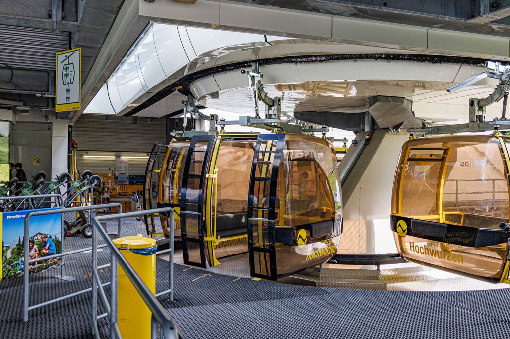 Gondel Gipfelbahn Hochwurzen in Schladming - Während der ungefähr 6-minütigen Fahrt überwindest Du über 700 Höhenmeter. Eine Gondel ist für 10 Personen ausgelegt. - © alpintreff.de - Christian Schön Gondel Gipfelbahn Hochwurzen in Schladming - Während der ungefähr 6-minütigen Fahrt überwindest Du über 700 Höhenmeter. Eine Gondel ist für 10 Personen ausgelegt. - © alpintreff.de - Christian Schön