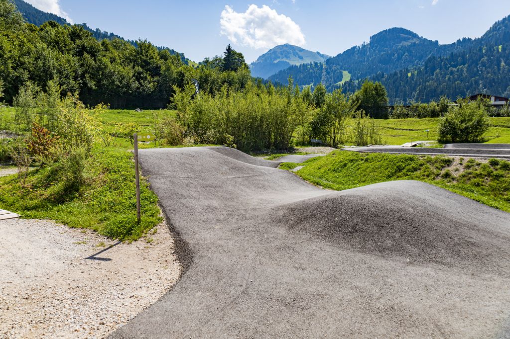 Trails im Bike Saloon - Ausprobieren kannst Du Dich zusätzlich auf den beiden Einsteiger-Trails: der Big Horn Trail ist sehr einfach und 472 Meter lang (Fahrbreite: 1 Meter), der Bad Lands Trail ist als "einfach" eingestuft und 204 Meter lang.  - © alpintreff.de - Silke Schön