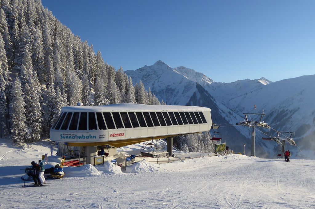 Technik - Die kuppelbare Sesselbahn bietet Platz für vier Personen pro Einheit. Die Bergstation liegt auf einer Höhe von 1.648 Metern. - © Bergbahnen Berwang