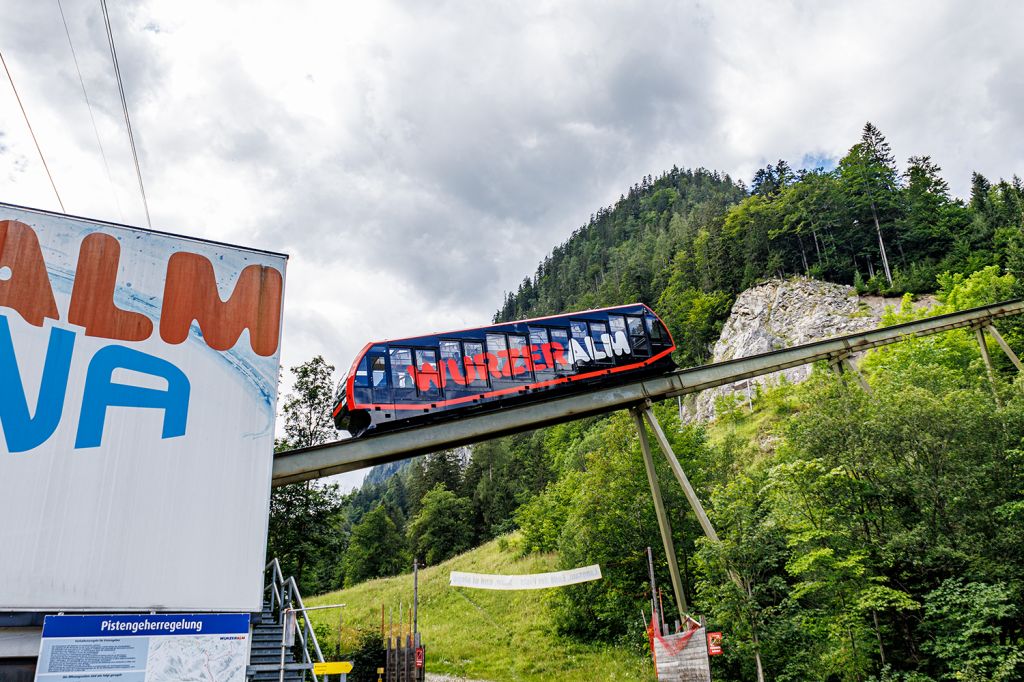 Streckenlänge Standseilbahn Wurzeralm - Für die 2.938 Meter lange Strecke benötigt die Bahn ungefähr fünf Minuten. Dabei überwindet sie 600 Höhenmeter. - © alpintreff.de - Christian Schön Streckenlänge Standseilbahn Wurzeralm - Für die 2.938 Meter lange Strecke benötigt die Bahn ungefähr fünf Minuten. Dabei überwindet sie 600 Höhenmeter. - © alpintreff.de - Christian Schön