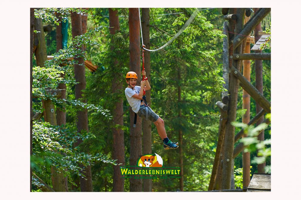 Platz in der Natur - Über 20.000 m² ist die Anlage groß. Im Kletterwald kannst Du Deinen Mut testen.  - © Walderlebniswelt Klopeiner See