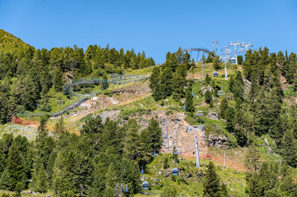 Blick von der Talstation - So sieht die Bahn von unten aus. Links liegt die Trasse des Nockyflitzers. - © alpintreff.de - Silke Schön