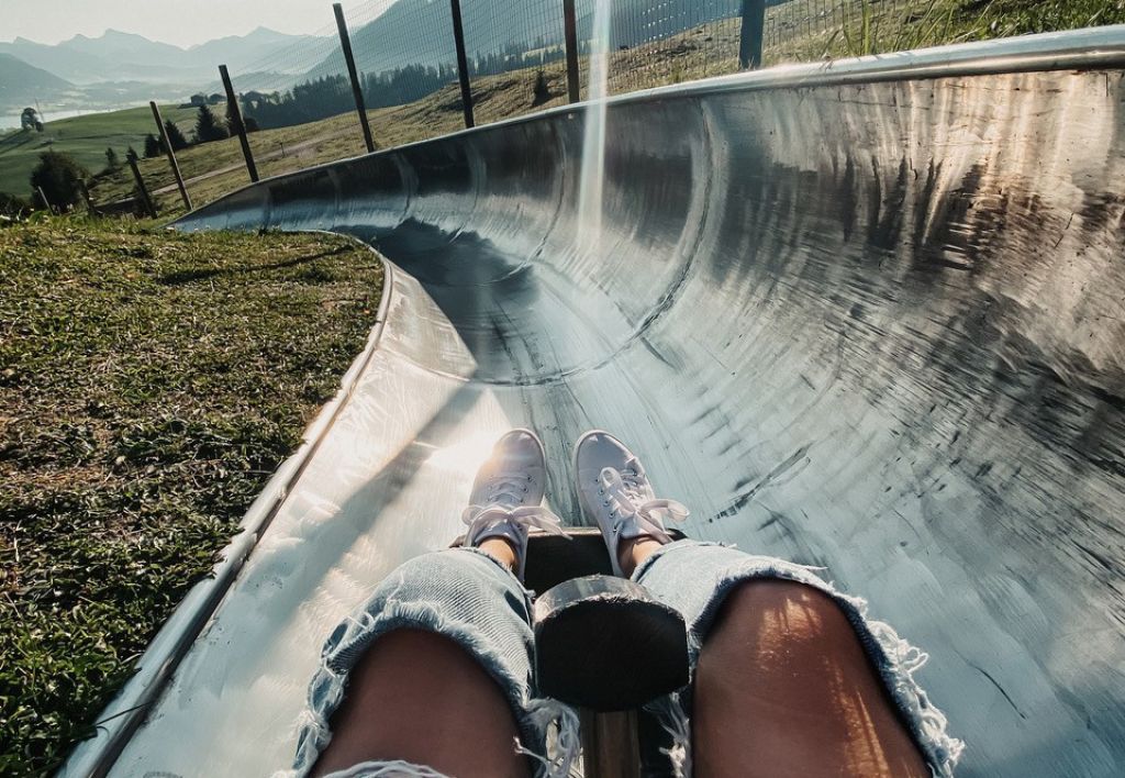 Freizeitpark Zahmer Kaiser - Walchsee - Die Sommerrodelbahn hat zwei Bahnen, so dass Ihr "Wettrennen" austragen könnt. ;-) - © Freizeitpark Zahmer Kaiser