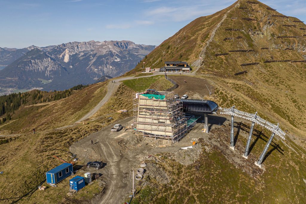 Bergstation Hornbahn 2000 Alpbach - Im Eiltempo konnte die neue Sesselbahn zwischen Juni 2022 (dem Baubeginn) und Dezember 2022 gebaut werden, rechtzeitig zum Saisonbetrieb des Skigebietes.  - © Ski Juwel Alpbachtal Wildschönau - Gabriele Grießenböck