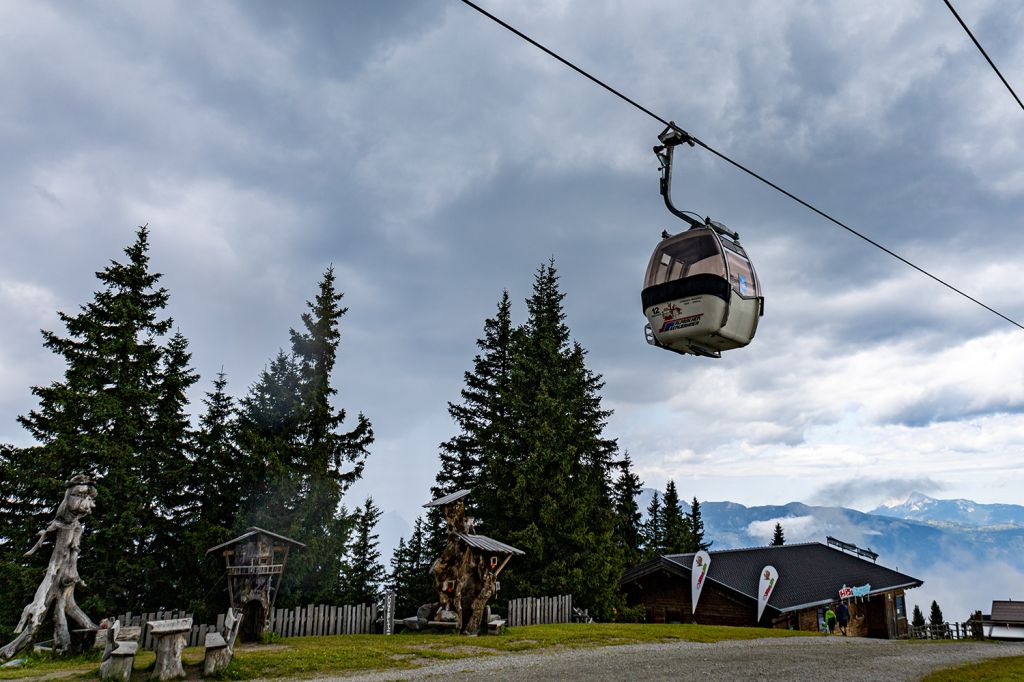 Lauserland - Die Wiedersbergerhornbahn II. Sektion fährt über das Lauserland, einen Kinderspielparadies an der Bergstation. Die Streckenlänge der II. Sektion beträgt 1.420 Meter. - © alpintreff.de - Silke Schön