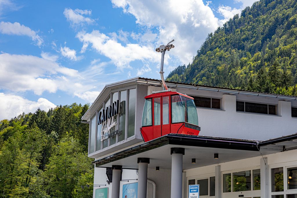 Gondel auf der Talstation - Die Katrin Seilbahn in Bad Ischl ist eine der älteren Seilbahnen, die bislang noch nicht ersetzt worden sind, weil eben ein Skigebiet fehlt, das immer mehr Transportkapazität braucht.  - © alpintreff.de - Christian Schön