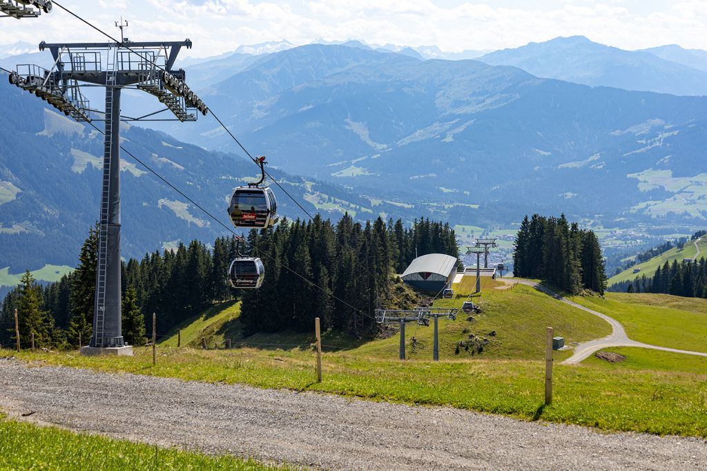 Aussichten - Während der Fahrt mit der Zinsbergbahn kommst Du an der alten Bergstation des Sesselliftes vorbei und am Filzalmsee. - © alpintreff.de - Silke Schön