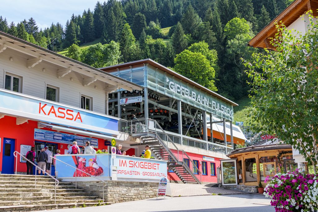 Zubringer zum Skigebiet Dorfgastein - Mit der Doppelsesselbahn Mühlwinkel und der Gipfelbahn Fulseck I gibt es im Winter zwei Zubringerbahnen von Dorfgastein ins Skigebiet. Im Sommer ist ausschließlich die Gipfelbahn Fulseck in Betrieb.  - © alpintreff.de - Christian Schön