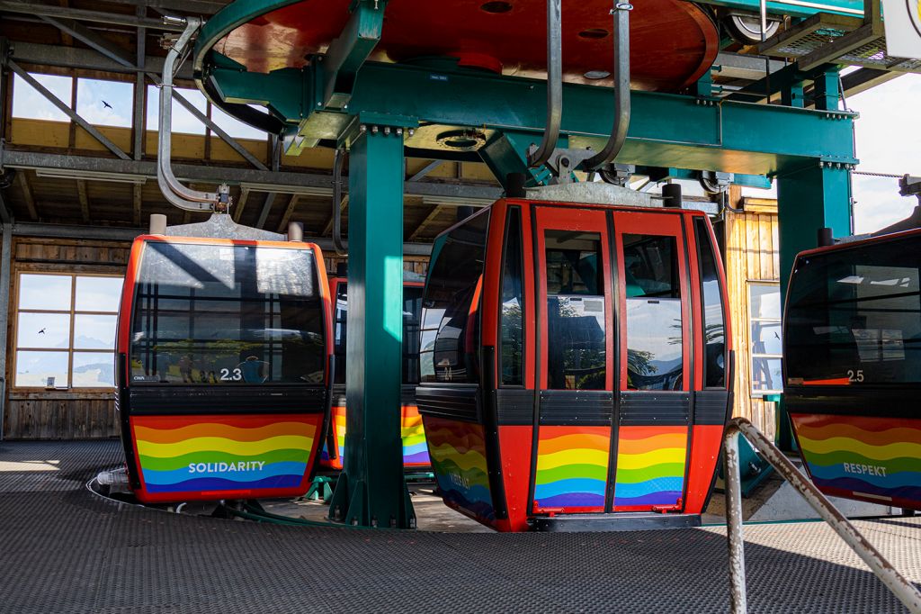 Regenbogen - Seit 2020 fahren die Gondeln in Regenbogenfarben. Zum Ein- und Aussteigen müssen stets alle fünf Gondeln einer Gruppe anhalten - was auch unterwegs zu einem Halt führt. - © alpintreff.de - Silke Schön Regenbogen - Seit 2020 fahren die Gondeln in Regenbogenfarben. Zum Ein- und Aussteigen müssen stets alle fünf Gondeln einer Gruppe anhalten - was auch unterwegs zu einem Halt führt. - © alpintreff.de - Silke Schön