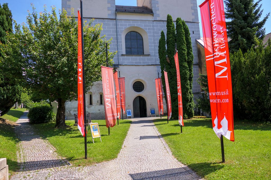 Weg zur Stiftskirche - Heute beherbergt das Stift Millstatt, das unter der Verwaltung der österreichischen Bundesforste steht, unter anderem ein Restaurant, einen Notar und ein Stiftsmuseum.
 - © alpintreff.de - Christian Schön