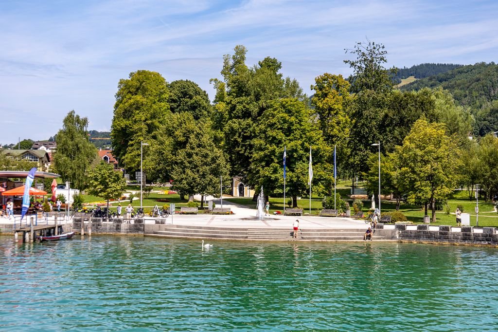 Schifffahrt und Bootsverleih am Mondsee - An der Seepromenade liegt die Anlegestelle der Schifffahrt Hemetsberger, der dazugehörige Bootsverleih sowie ein Kiosk. - © alpintreff.de - Christian Schön Schifffahrt und Bootsverleih am Mondsee - An der Seepromenade liegt die Anlegestelle der Schifffahrt Hemetsberger, der dazugehörige Bootsverleih sowie ein Kiosk. - © alpintreff.de - Christian Schön