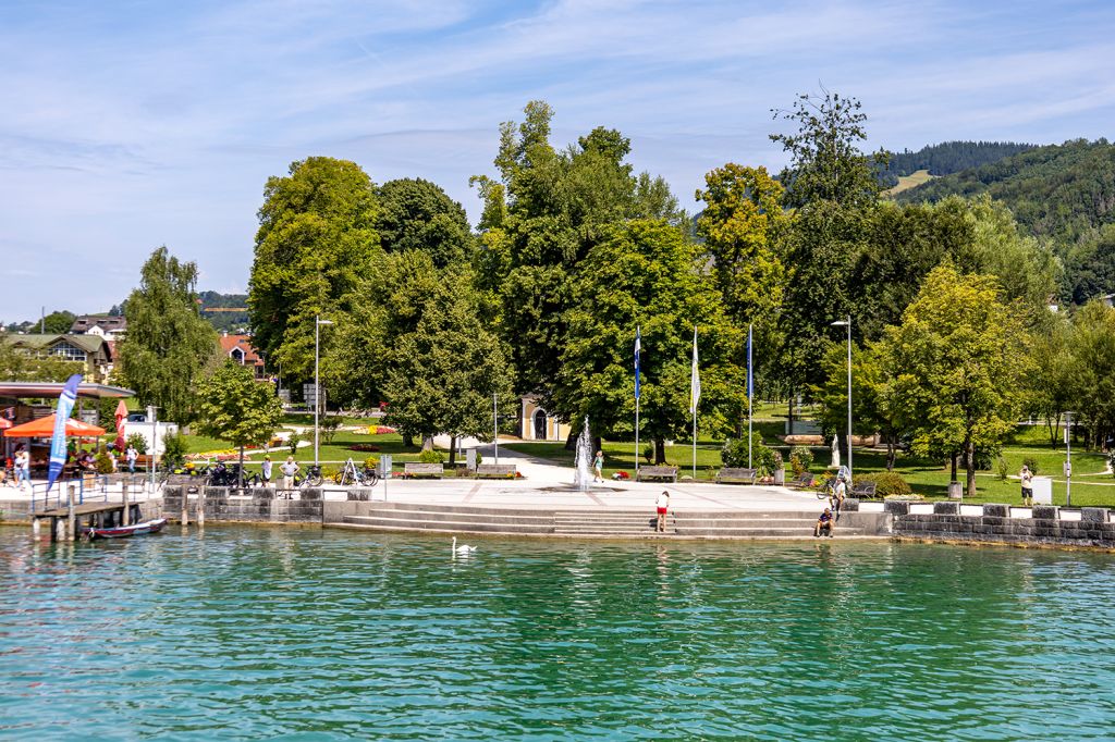 Schifffahrt und Bootsverleih am Mondsee - An der Seepromenade liegt die Anlegestelle der Schifffahrt Hemetsberger, der dazugehörige Bootsverleih sowie ein Kiosk. - © alpintreff.de - Christian Schön