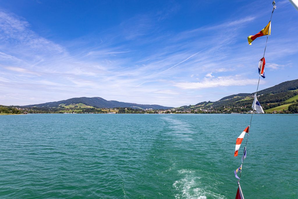 Schifffahrt auf dem Mondsee - Du hast zwei Möglichkeiten, den Mondsee mit dem Schiff zu entdecken (lohnenswert!): entweder mit der Schifffahrt Hemetsberger oder wie hier, mit der Schifffahrt Meindl. - © alpintreff.de - Christian Schön