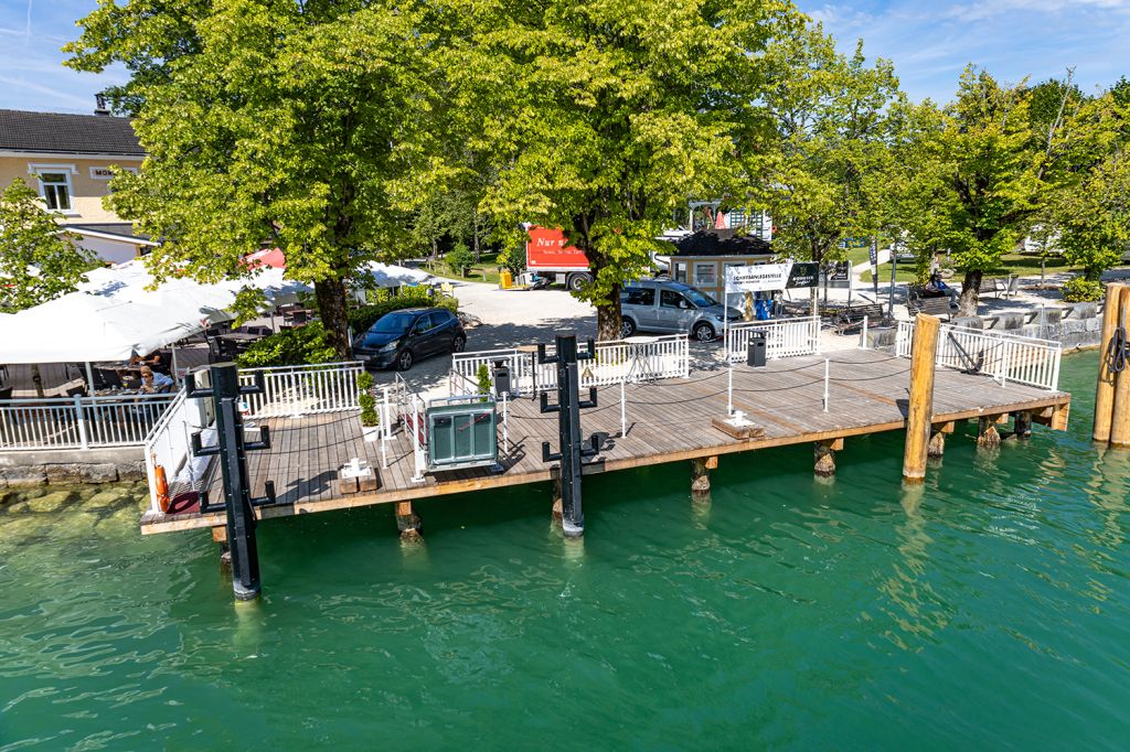 Ahoi Mondsee - Ablegen vom Schiffsanleger der Schifffahrt Meindl am Mondsee. Auswählen kannst Du aus zwei Fahrten: Die Gugelhupfbergfahrt dauert ungefähr 50 Minuten und fährt zwischen März und Oktober 6x täglich, von November bis März nach Vereinbarung. Die Kienbergwandfahrt dauert anderthalb Stunden. Das ist eine Rundfahrt inklusive Kulinarik und Sonnenuntergang. Termine nach Vereinbarung. - © alpintreff.de - Christian Schön