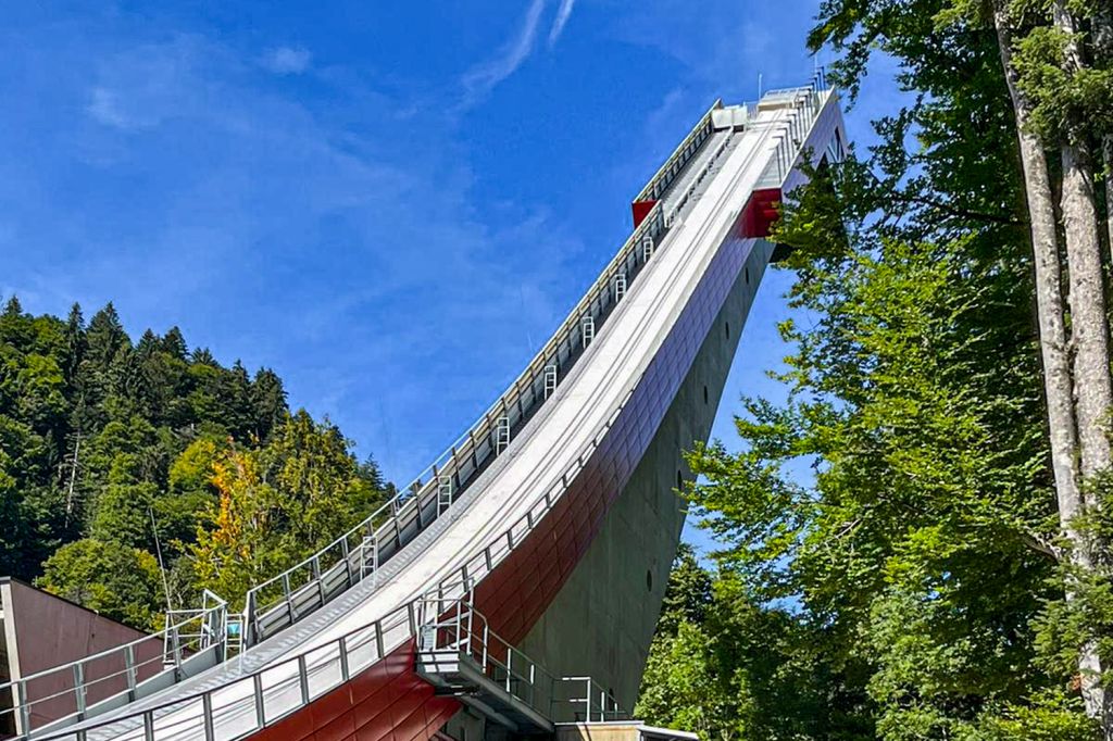 Wer war Heini Klopfer? - Heinrich Klopfer lebte von 1918 – 1968 und war vor seiner Zeit als Architekt ein Skispringer. Abitur machte er in Oberstdorf. Diese Kombination erlaubte ihm, Schanzenexperte des Internationalen Skiverbandes (FIS) zu sein. Er entwarf ungefähr 250 Skisprungschanzen auf der ganzen Welt, darunter auch die Flugschanze in Oberstdorf. Er durfte die Schanze selbst einweihen und sprang als Erster hinunter am 2.2.1950 (90 Meter). - © Andrea Tyralla Wer war Heini Klopfer? - Heinrich Klopfer lebte von 1918 – 1968 und war vor seiner Zeit als Architekt ein Skispringer. Abitur machte er in Oberstdorf. Diese Kombination erlaubte ihm, Schanzenexperte des Internationalen Skiverbandes (FIS) zu sein. Er entwarf ungefähr 250 Skisprungschanzen auf der ganzen Welt, darunter auch die Flugschanze in Oberstdorf. Er durfte die Schanze selbst einweihen und sprang als Erster hinunter am 2.2.1950 (90 Meter). - © Andrea Tyralla
