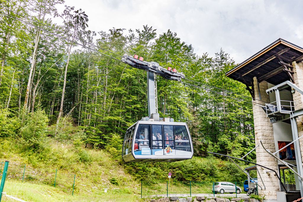 Baujahr Dachstein-Krippenstein-Bahn - Die Seilbahn stammt eigentlich stammt eigentlich bereits aus dem Jahr 1951 und wurde von der Firma Voest-Alpine gebaut. Im Jahr 2007 wurde die gesamte Seilbahntechnik allerdings von Steurer neu gebaut, sodass wir als Baujahr eben das Jahr des Neubaus verzeichnen. Die Stationsbauten sind allerdings noch die ursprünglichen Gebäude. - © alpintreff.de - Christian Schön