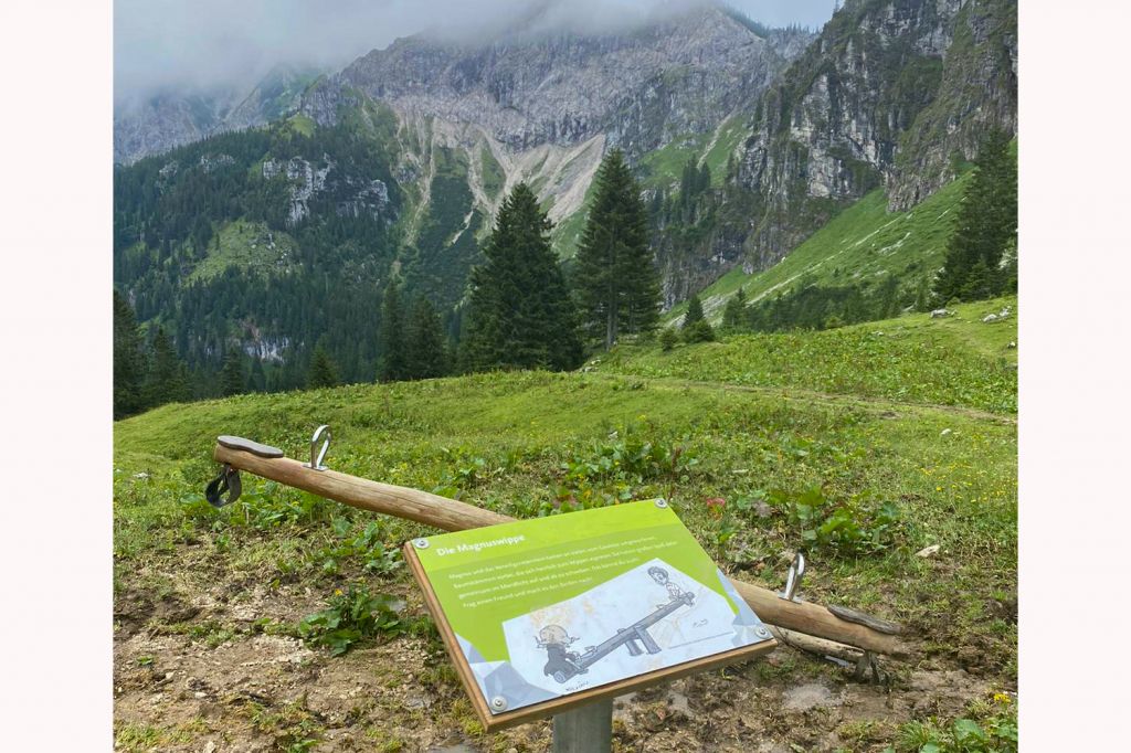 Aussichten - Gut zu wissen: Der Weg ist mit Kinderwagen nicht befahrbar. Tragen kannst Du bei der Breitenbergbahn ausleihen. - © Tina Lutz Aussichten - Gut zu wissen: Der Weg ist mit Kinderwagen nicht befahrbar. Tragen kannst Du bei der Breitenbergbahn ausleihen. - © Tina Lutz