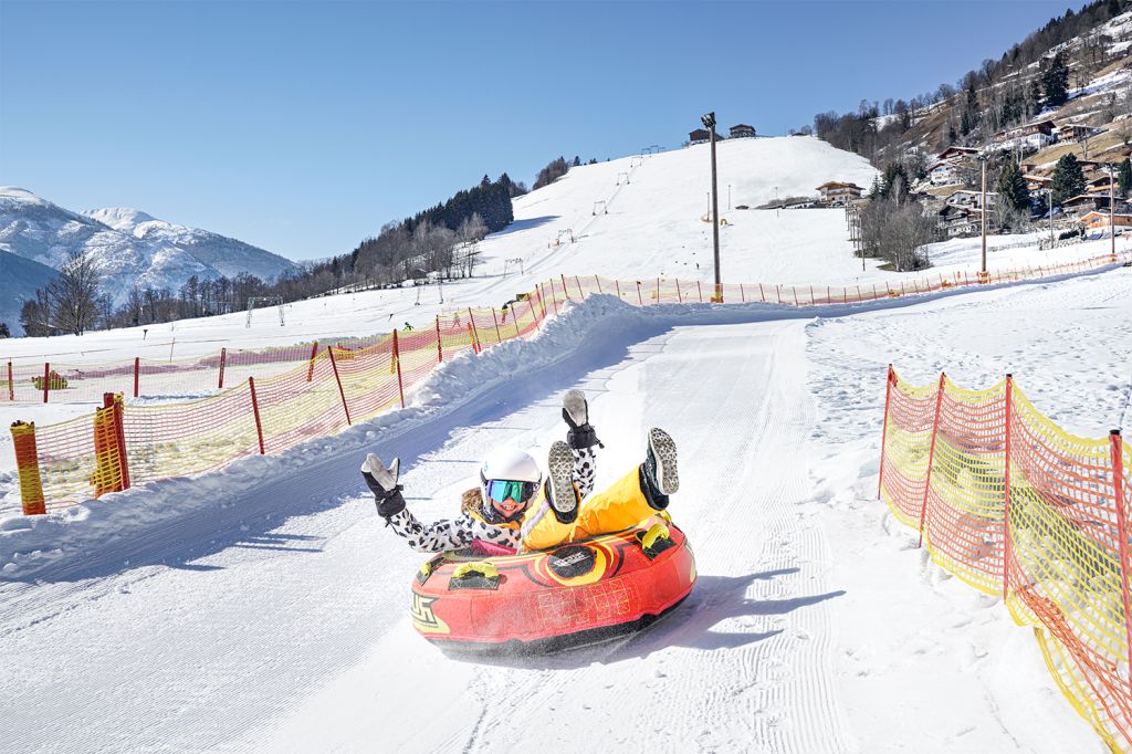 Fun und Action im Skigebiet Naglköpfl - Neben dem Skisport warten aber noch weitere trendige Sportarten darauf, von Dir entdeckt zu werden, zum Beispiel die 270 m lange Snow-Tubingbahn mit Snow-Tubinglift. Sie hat zusätzlich ein Soundsystem - Musik unter dem Winterhimmel - genau so, wie man sich den Winter vorstellt. - © Harry Liebmann