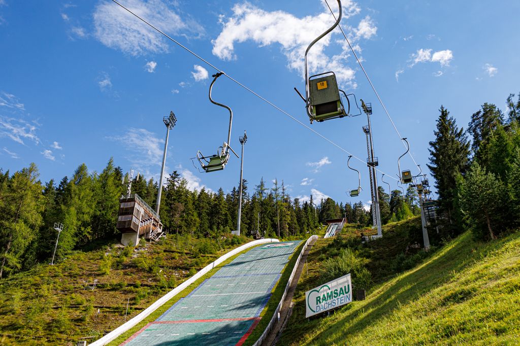 Anlaufgeschwindigkeit HS 98 in Ramsau am Dachstein - Auf dieser Schanze sind Sprünge um die 90 Meter möglich sind. Auf den 87 Metern des Anlaufs erreichen die Springer Geschwindigkeiten von ungefähr 85 km/h.  - © alpintreff.de - Christian Schön