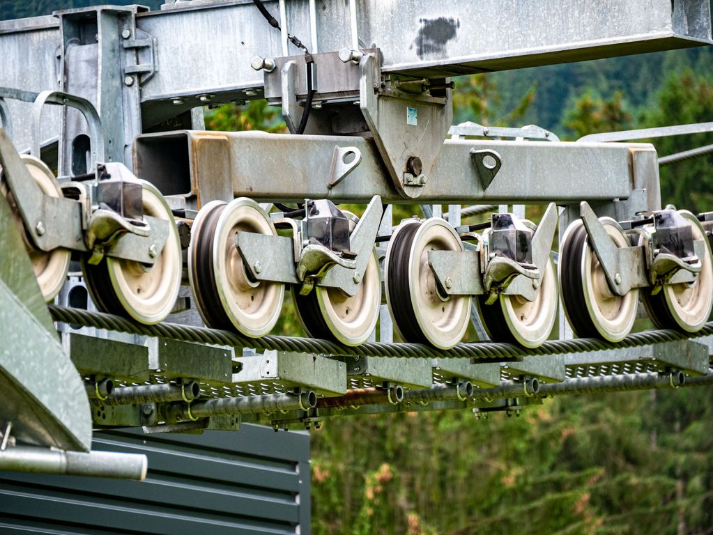Seilbahn-Technik... - ... im Detail. Die Streckenlänge der Hahnenkammbahn beträgt 2.560 Meter. - © alpintreff.de - Christian Schön Seilbahn-Technik... - ... im Detail. Die Streckenlänge der Hahnenkammbahn beträgt 2.560 Meter. - © alpintreff.de - Christian Schön
