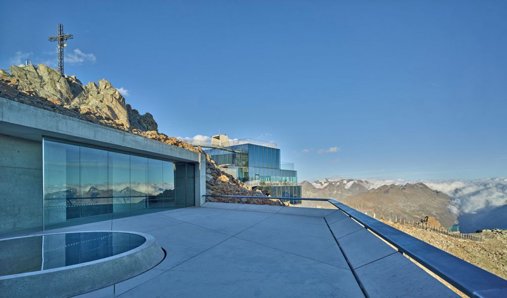 007 Elements - Sölden - Dem zu Ehren gibt es nun eine cineastische James Bond-Erlebniswelt - oben auf über 3.000 Metern Höhe. Hauptthema ist zwar Spectre, doch auch andere Szenen sind zu sehen.  - © Ötztal Tourismus, Werner Elmer