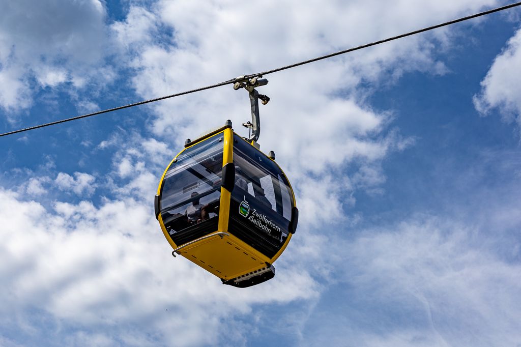 Mehr Platz  - Deutlich großzügiger ist die neue Bahn durch ihre moderne Technik geworden. Mit ihren 8er Gondeln und der gewonnenen Barrierefreiheit zum Beispiel für Kinderwagen im Sommer.  - © alpintreff.de - Christian Schön