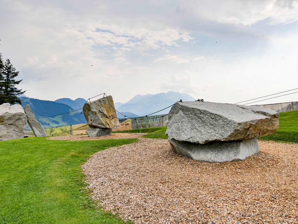 Hoch hinaus - Zwischen den mächtigen Granitblöcken gilt es, das Gleichgewicht zu halten. - © alpintreff.de - Christian Schön Hoch hinaus - Zwischen den mächtigen Granitblöcken gilt es, das Gleichgewicht zu halten. - © alpintreff.de - Christian Schön