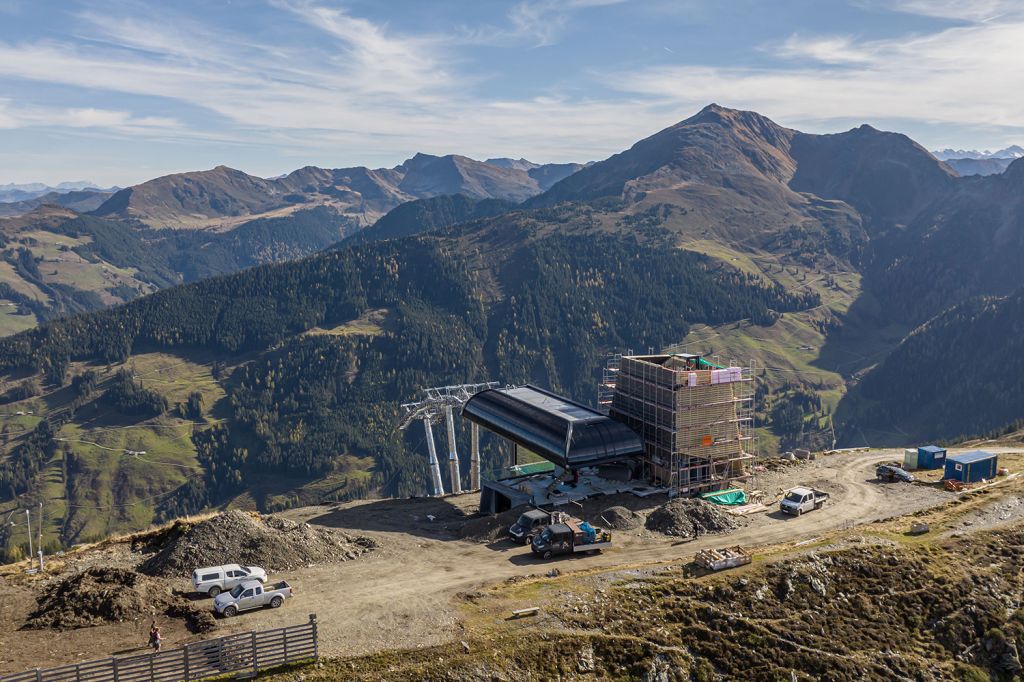  - Die Hornbahn 2000 verfügt über 11 Stützen und 61 Sessel mit Wetterschutzhaube und Sitzheizung. Die Fahrzeit beträgt unter vier Minuten. Das Investitionsvolumen liegt bei 10,5 Millionen Euro. Neben der Bergstation liegt der neue Aussichtsturm "Top of Alpbachtal". - © Ski Juwel Alpbachtal Wildschönau - Gabriele Grießenböck