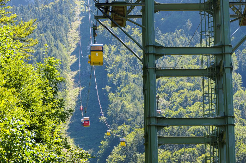 Bunt gemischt - Die 4-er Gondeln sind für heutige Verhältnisse sehr klein und beengt. - © alpintreff.de - Christian Schön Bunt gemischt - Die 4-er Gondeln sind für heutige Verhältnisse sehr klein und beengt. - © alpintreff.de - Christian Schön