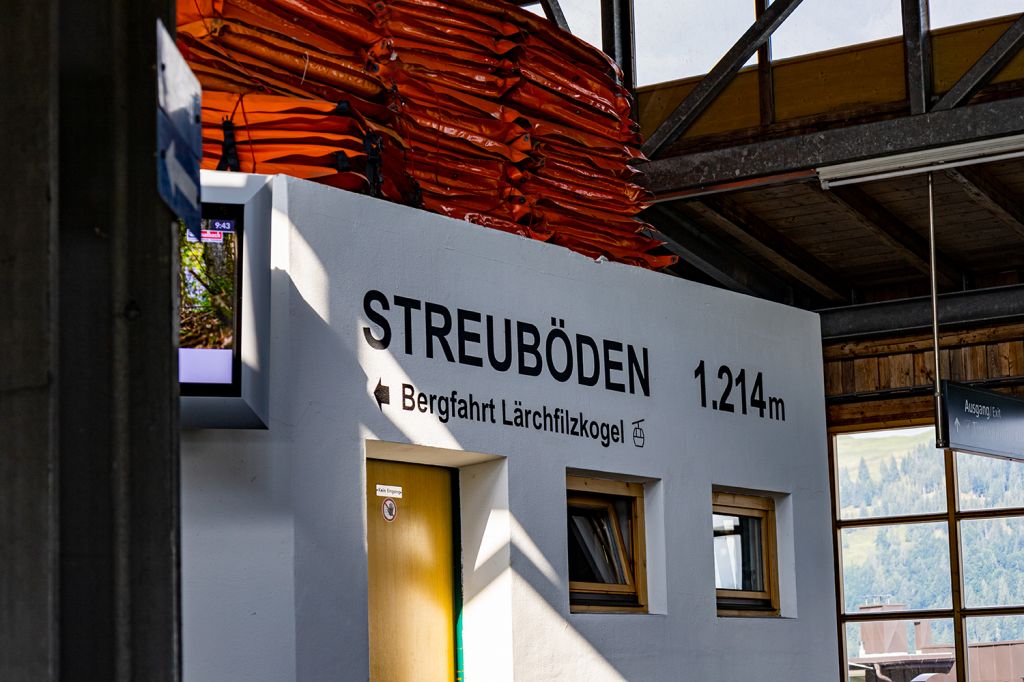 Bergstation - Oben angekommen an der Bergstation. Von hier kannst Du Timoks Wilde Welt erkunden, mit Alpine Coaster. Oder Du nimmst die nächste Sektion, das ist die Lärchfilzkogelbahn. - © alpintreff.de - Silke Schön Bergstation - Oben angekommen an der Bergstation. Von hier kannst Du Timoks Wilde Welt erkunden, mit Alpine Coaster. Oder Du nimmst die nächste Sektion, das ist die Lärchfilzkogelbahn. - © alpintreff.de - Silke Schön