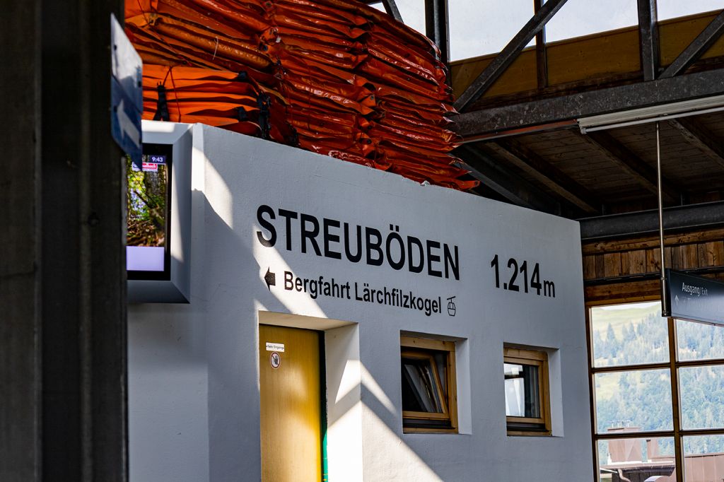 Bergstation - Oben angekommen an der Bergstation. Von hier kannst Du Timoks Wilde Welt erkunden, mit Alpine Coaster. Oder Du nimmst die nächste Sektion, das ist die Lärchfilzkogelbahn. - © alpintreff.de - Silke Schön