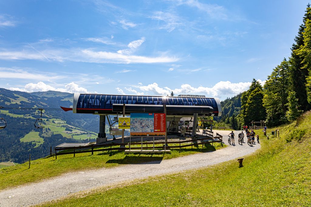 Bergstation Gaisberg - Hinten rechts ist außerdem Start (oder Ende, je nachdem) des Wanderweges Goasberg Joch. Der Gaisberg ist beliebt bei Wanderern und Bikern, im Winter kannst Du hier sehr gut rodeln. - © alpintreff.de - Silke Schön